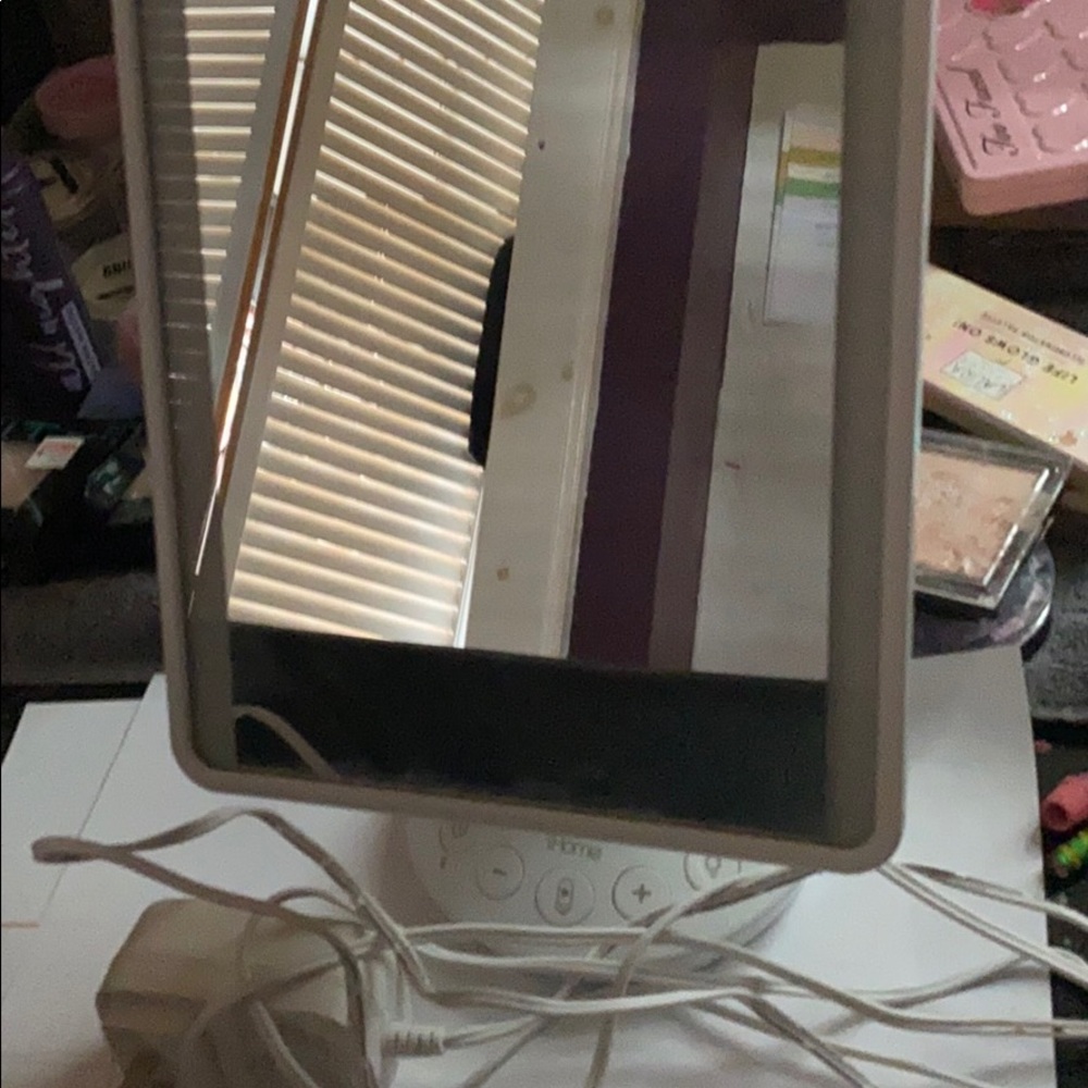 Light up make up mirror connects to Bluetooth - Picture 1 of 1